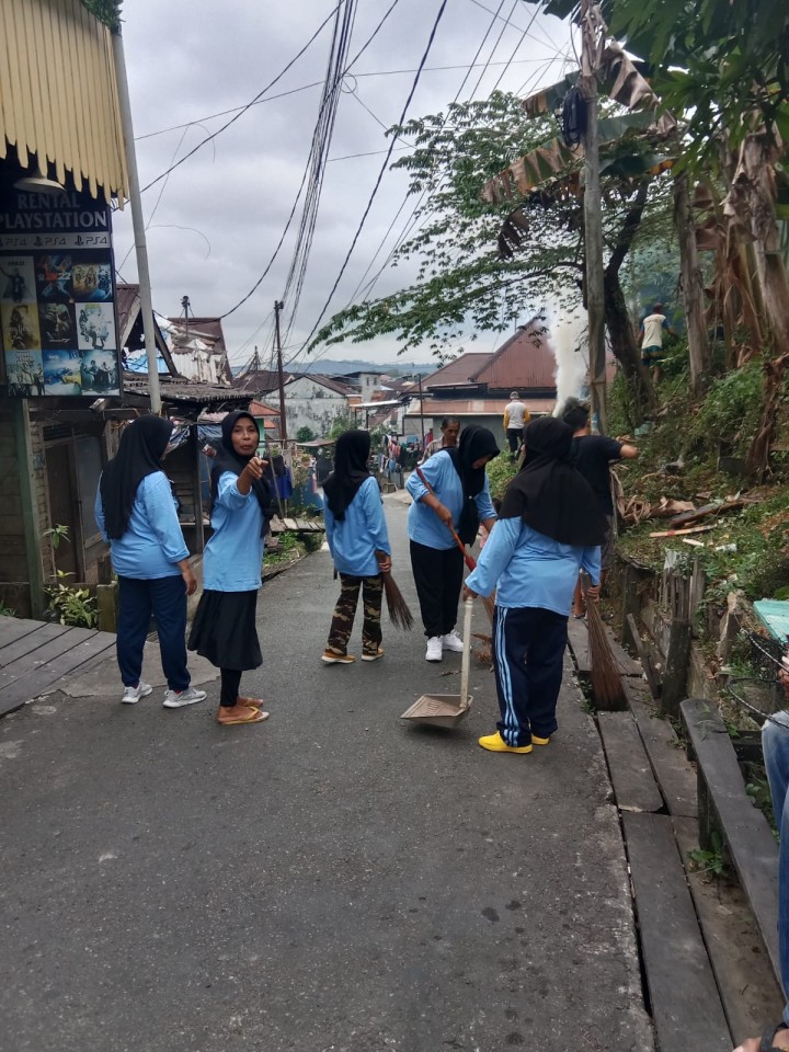 Minggu, 27 Juli 2025, Kelurahan Karang Anyar mengawasi jalannya kegiatan Gotong royong di RT.03,014,017,034 Kelurahan Karang Anyar