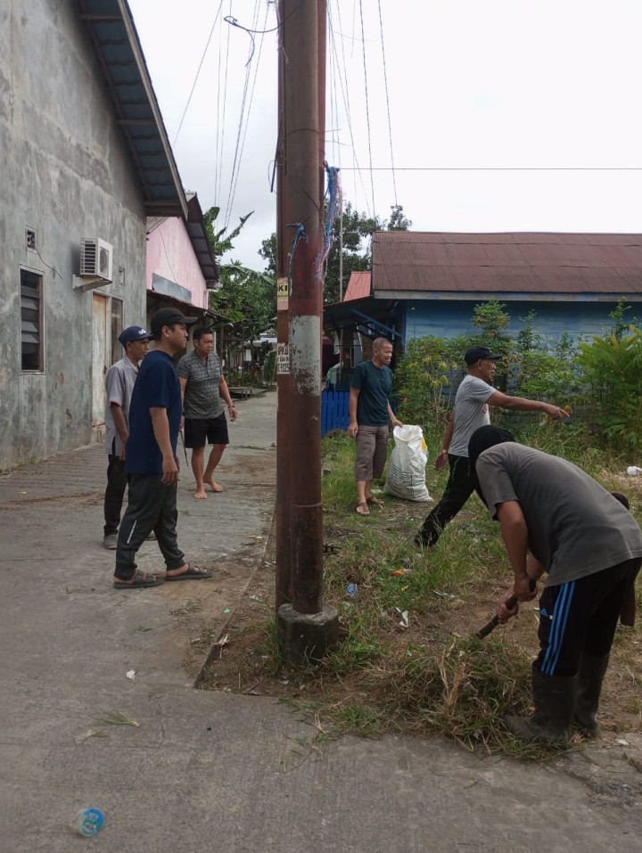 Minggu, 27 Juli 2025, Kelurahan Karang Anyar mengawasi jalannya kegiatan Gotong royong di RT.03,014,017,034 Kelurahan Karang Anyar