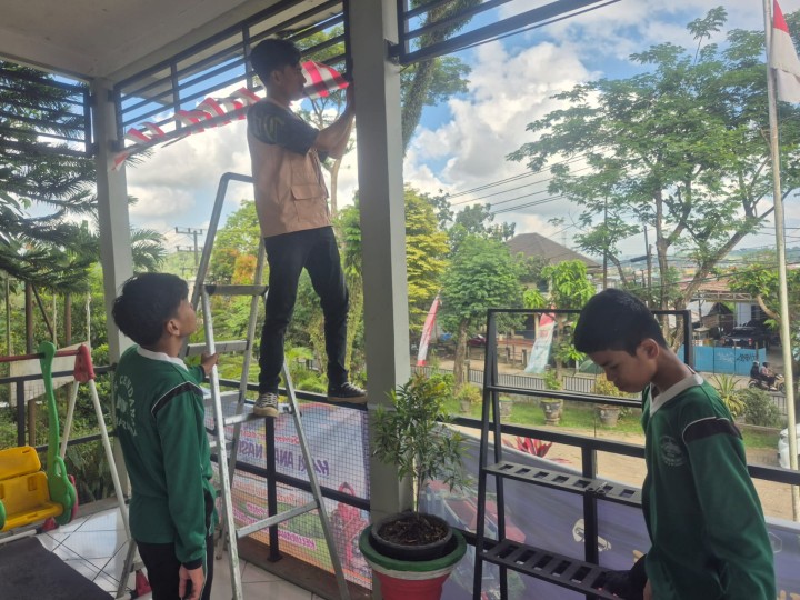 Jumat, 01 Agustus 2025, Tim Kelurahan Karang Anyar dibantu Mahasiswa KKN dari Universitas Widya Gama Samarinda dan anak PKL dari SMK Cendana DDI Samarinda melakukan pemasangan spanduk, Umbul-Umbul dan bendera dalam rangka persiapan menjelang HUT RI ke 80 tahun 2025 di sekitaran Kantor Kelurahan Karang Anyar.