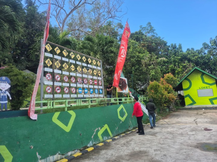 Jumat, 01 Agustus 2025, Tim Kelurahan Karang Anyar dibantu Mahasiswa KKN dari Universitas Widya Gama Samarinda dan anak PKL dari SMK Cendana DDI Samarinda melakukan pemasangan spanduk, Umbul-Umbul dan bendera dalam rangka persiapan menjelang HUT RI ke 80 tahun 2025 di sekitaran Kantor Kelurahan Karang Anyar.