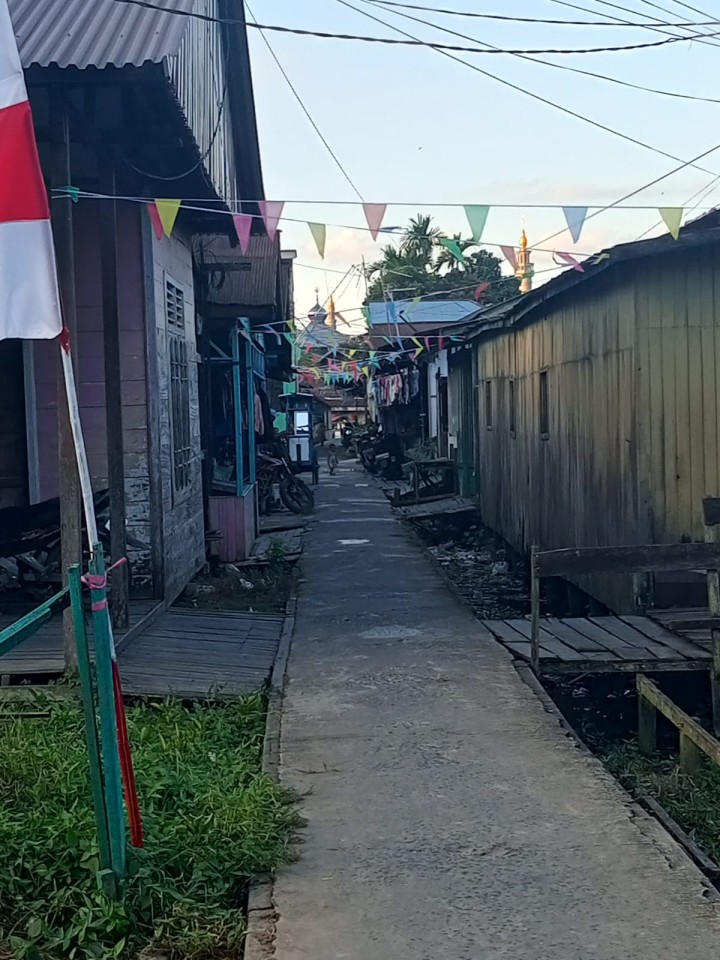 Jumat, 01 Agustus 2025, RT.034 Kel.Karang Anyar Jalan Kahoi B7 telah melaksanakan kegiatan pemasangan bendera dalam rangka persiapan HUT RI ke 80 tahun 2025