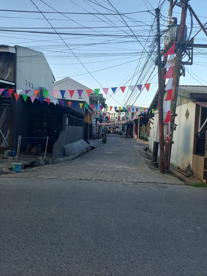 Jumat, 01 Agustus 2025, RT.034 Kel.Karang Anyar Jalan Kahoi B7 telah melaksanakan kegiatan pemasangan bendera dalam rangka persiapan HUT RI ke 80 tahun 2025