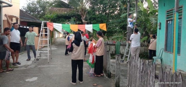 Sabtu, 02 Agustus 2025, RT.003 Kel.Karang Anyar Jalan Banggeris Gang 10 telah melaksanakan kegiatan pemasangan bendera dalam rangka persiapan HUT RI ke 80 tahun 2025