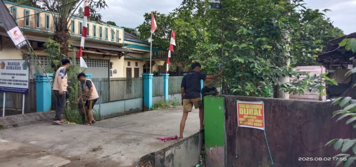 Sabtu, 02 Agustus 2025, RT.003 Kel.Karang Anyar Jalan Banggeris Gang 10 telah melaksanakan kegiatan pemasangan bendera dalam rangka persiapan HUT RI ke 80 tahun 2025