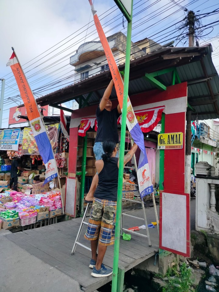 Sabtu, 02 Agustus 2025, RT.003 Kel.Karang Anyar Jalan Banggeris Gang 10 telah melaksanakan kegiatan pemasangan bendera dalam rangka persiapan HUT RI ke 80 tahun 2025