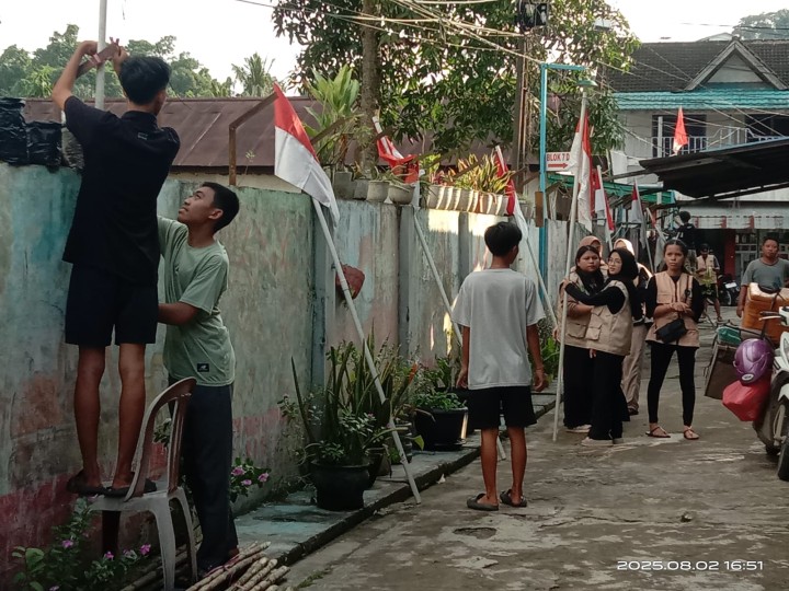 Sabtu, 02 Agustus 2025, RT.003 Kel.Karang Anyar Jalan Banggeris Gang 10 telah melaksanakan kegiatan pemasangan bendera dalam rangka persiapan HUT RI ke 80 tahun 2025