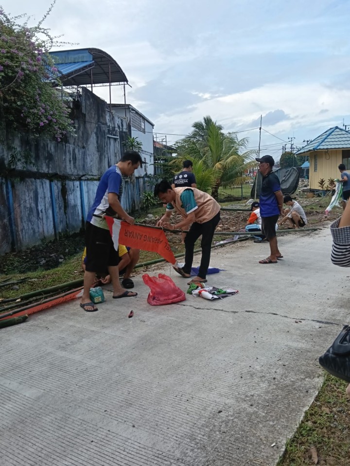 Minggu, 03 Agustus 2025, Kelurahan Karang Anyar di dampingi Mahasiswa/i KKN UWGM Samarinda melakukan monitoring kegiatan kerja bakti di wilayah Kelurahan Karang Anyar