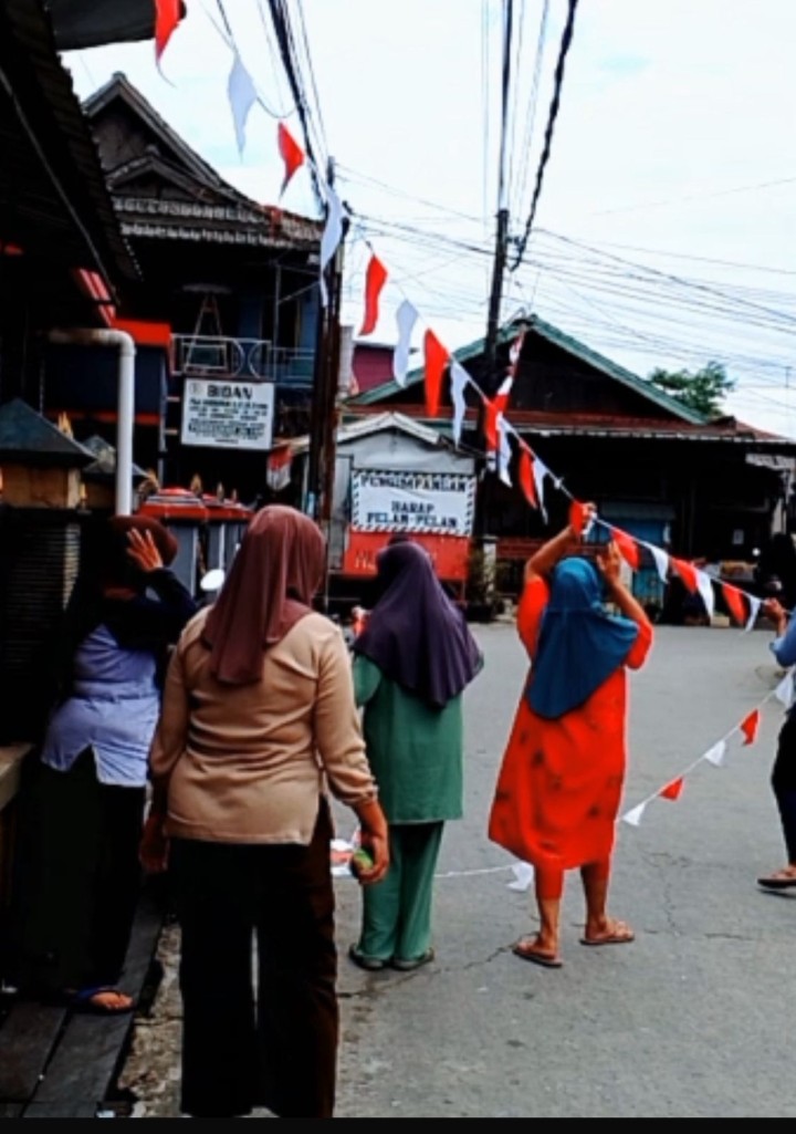 Minggu, 30 Agustus 2025, RT.027 Kel.Karang Anyar Jalan Ulin Gang 7 telah melaksanakan kegiatan pemasangan bendera dalam rangka persiapan HUT RI ke 80 tahun 2025