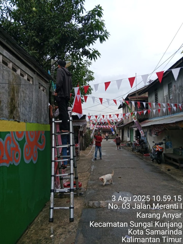 Sabtu, 02 Agustus 2025, RT.017 Kel.Karang Anyar Jalan Meranti Gang 1 telah melaksanakan kegiatan pemasangan bendera dalam rangka persiapan HUT RI ke 80 tahun 2025