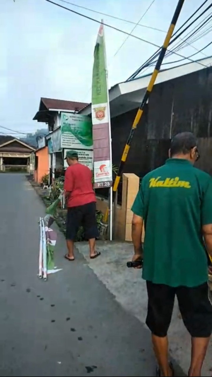 Minggu, 30 Agustus 2025, RT.028 Kel.Karang Anyar Jalan Kahoi 6 telah melaksanakan kegiatan pemasangan bendera dalam rangka persiapan HUT RI ke 80 tahun 2025