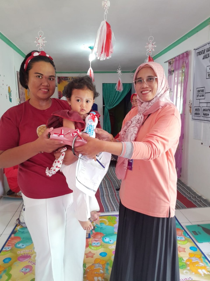Jumat, 08 Agustus 2025, Kelurahan Karang Anyar melakukan monitoring kegiatan ke Posyandu Amalia RT.033 Kel.Karang Anyar berupa pemberian Vitamin A dan Obat Cacing.