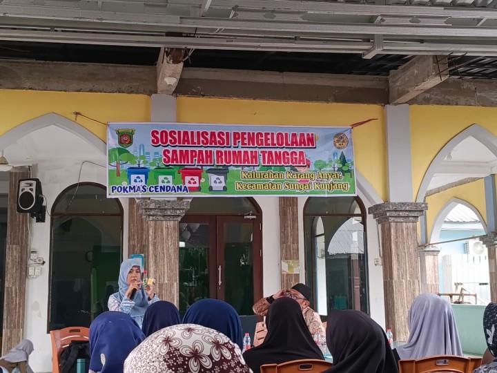 Jumat, 08 Agustus 2025, Kelurahan Karang Anyar bersama narasumber dari Pengurus Bank Sampah Ramli Berseri menghadiri kegiatan Probebaya bidang Pemberdayaan berupa acara pengelolaan sampah rumah tangga di RT.009, Jln. Cendana Gang 06.