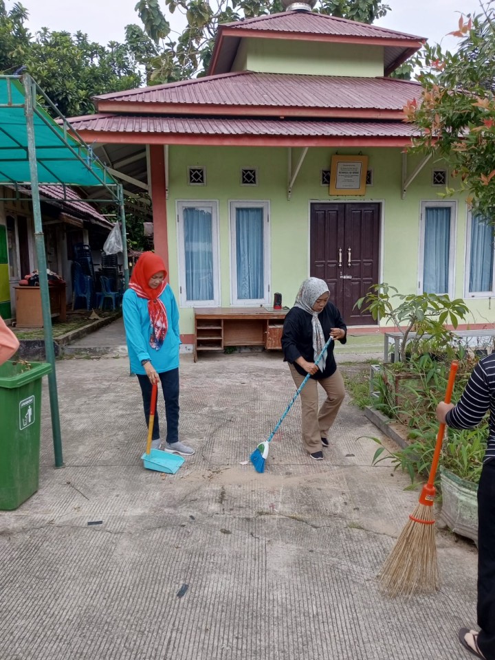 Jumat, 08 Agustus 2025, Kelurahan Karang Anyar Menjalankan kegiatan kerja bakti di sekitaran kantor sekaligus melakukan pemasangan bendera di area Taman Lalu Lintas Letj.MT.Haryono.