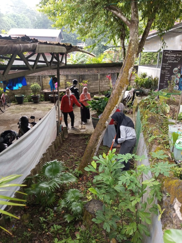 Jumat, 08 Agustus 2025, Kelurahan Karang Anyar Menjalankan kegiatan kerja bakti di sekitaran kantor sekaligus melakukan pemasangan bendera di area Taman Lalu Lintas Letj.MT.Haryono.