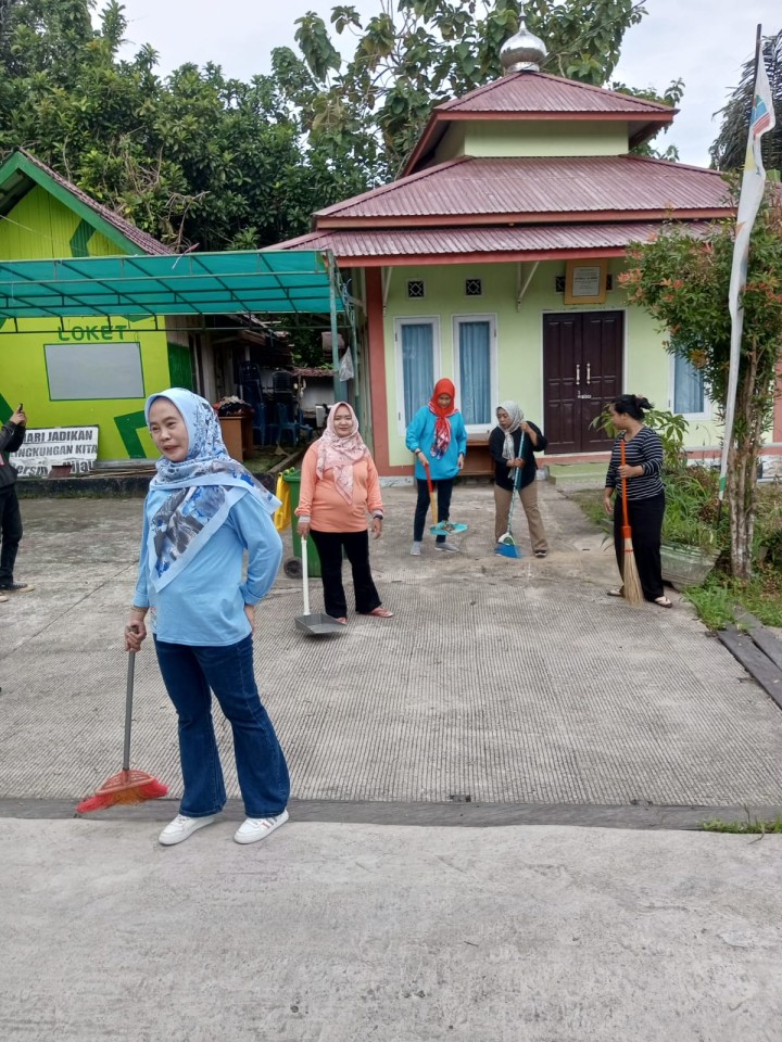 Jumat, 08 Agustus 2025, Kelurahan Karang Anyar Menjalankan kegiatan kerja bakti di sekitaran kantor sekaligus melakukan pemasangan bendera di area Taman Lalu Lintas Letj.MT.Haryono.