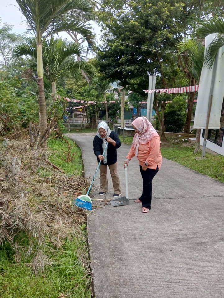 Jumat, 08 Agustus 2025, Kelurahan Karang Anyar Menjalankan kegiatan kerja bakti di sekitaran kantor sekaligus melakukan pemasangan bendera di area Taman Lalu Lintas Letj.MT.Haryono.