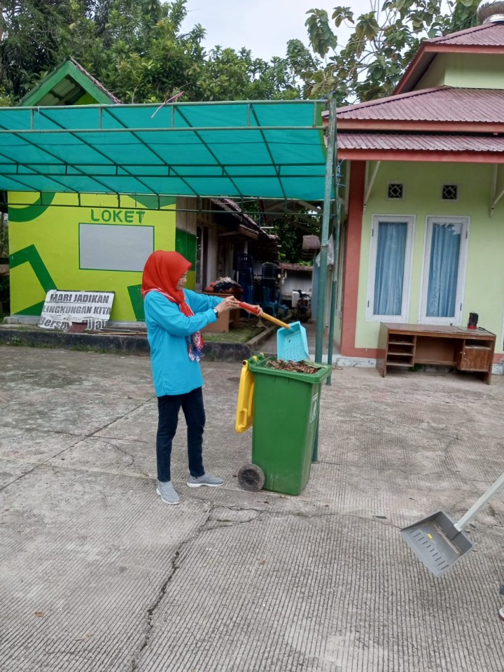 Jumat, 08 Agustus 2025, Kelurahan Karang Anyar Menjalankan kegiatan kerja bakti di sekitaran kantor sekaligus melakukan pemasangan bendera di area Taman Lalu Lintas Letj.MT.Haryono.