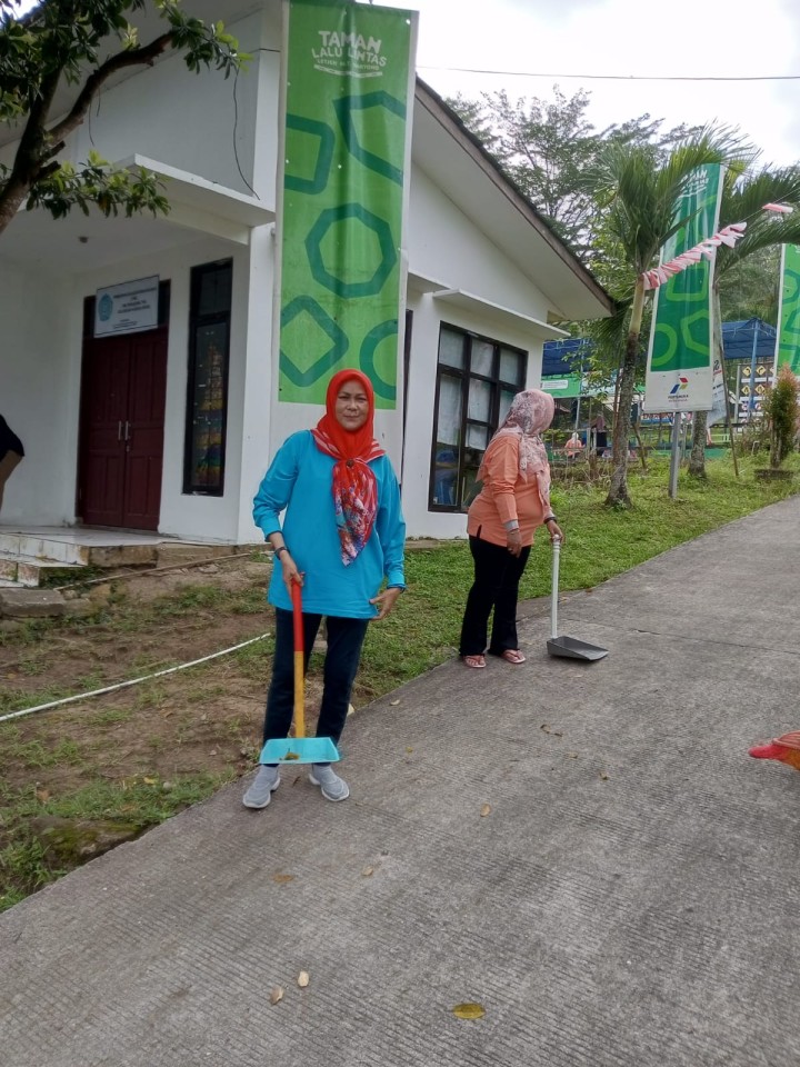 Jumat, 08 Agustus 2025, Kelurahan Karang Anyar Menjalankan kegiatan kerja bakti di sekitaran kantor sekaligus melakukan pemasangan bendera di area Taman Lalu Lintas Letj.MT.Haryono.