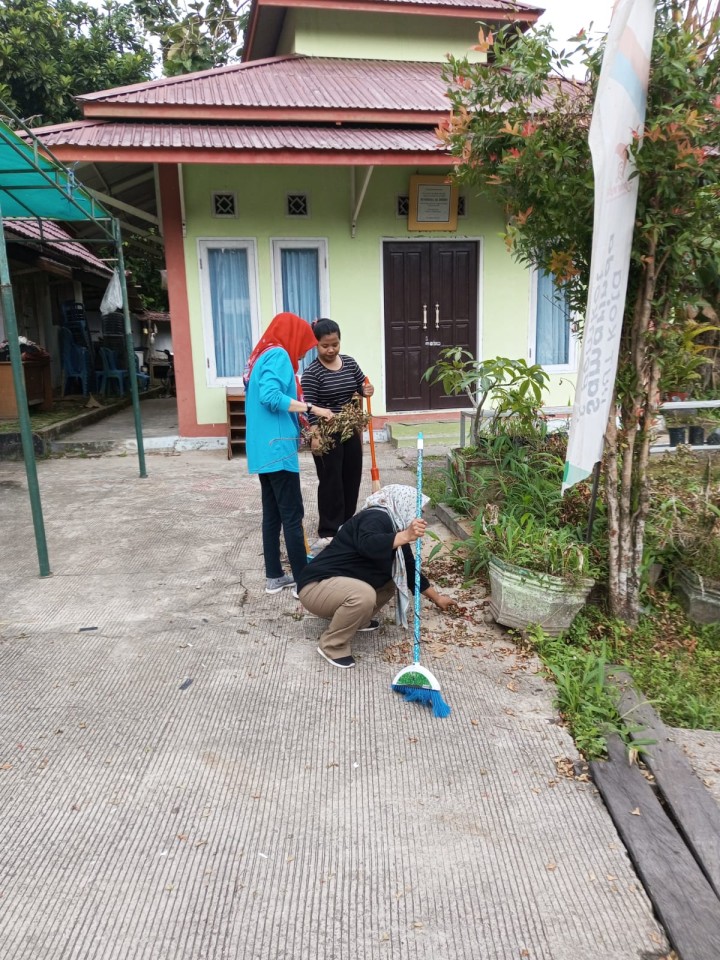 Jumat, 08 Agustus 2025, Kelurahan Karang Anyar Menjalankan kegiatan kerja bakti di sekitaran kantor sekaligus melakukan pemasangan bendera di area Taman Lalu Lintas Letj.MT.Haryono.