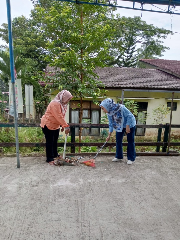 Jumat, 08 Agustus 2025, Kelurahan Karang Anyar Menjalankan kegiatan kerja bakti di sekitaran kantor sekaligus melakukan pemasangan bendera di area Taman Lalu Lintas Letj.MT.Haryono.