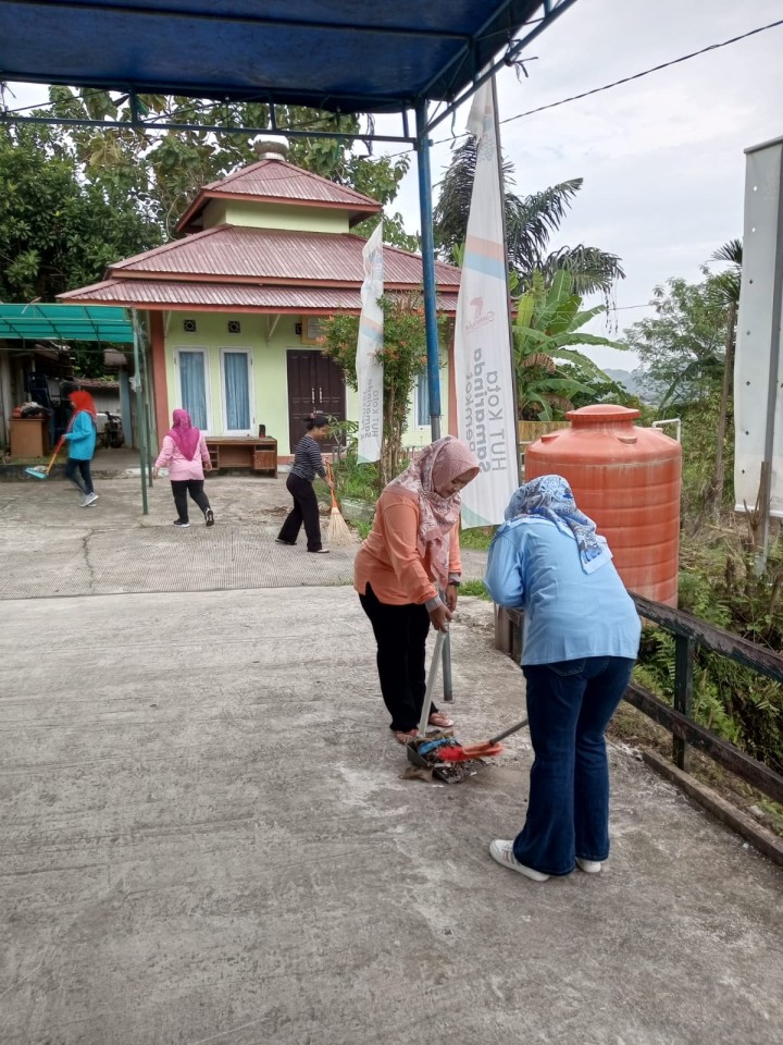 Jumat, 08 Agustus 2025, Kelurahan Karang Anyar Menjalankan kegiatan kerja bakti di sekitaran kantor sekaligus melakukan pemasangan bendera di area Taman Lalu Lintas Letj.MT.Haryono.