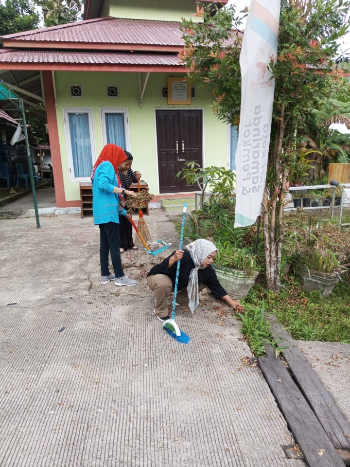 Jumat, 08 Agustus 2025, Kelurahan Karang Anyar Menjalankan kegiatan kerja bakti di sekitaran kantor sekaligus melakukan pemasangan bendera di area Taman Lalu Lintas Letj.MT.Haryono.
