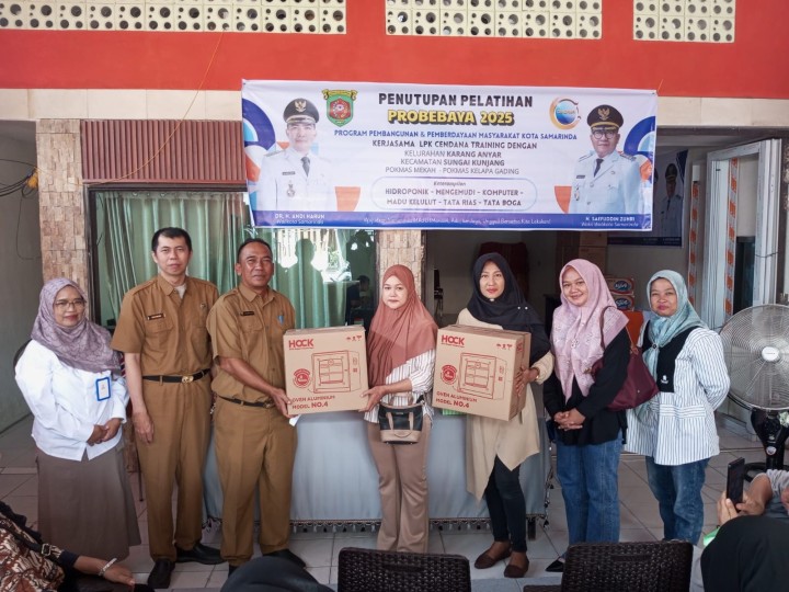 Selasa, 12 Agustus 2025, Kecamatan Sungai Kunjang mendampingi Kelurahan Karang Anyar mengikuti Kegiatan penutupan pelatihan bidang pemberdayaan Probebaya Tahun 2025 Pokmas Kelapa Gading Kelurahan Karang Anyar bertempat di LPK Cendana.