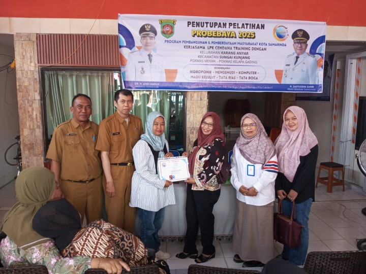 Selasa, 12 Agustus 2025, Kecamatan Sungai Kunjang mendampingi Kelurahan Karang Anyar mengikuti Kegiatan penutupan pelatihan bidang pemberdayaan Probebaya Tahun 2025 Pokmas Kelapa Gading Kelurahan Karang Anyar bertempat di LPK Cendana.