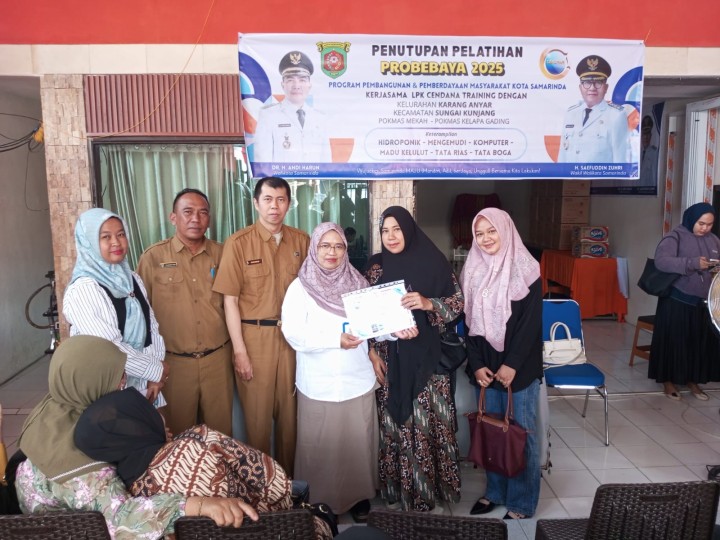 Selasa, 12 Agustus 2025, Kecamatan Sungai Kunjang mendampingi Kelurahan Karang Anyar mengikuti Kegiatan penutupan pelatihan bidang pemberdayaan Probebaya Tahun 2025 Pokmas Kelapa Gading Kelurahan Karang Anyar bertempat di LPK Cendana.