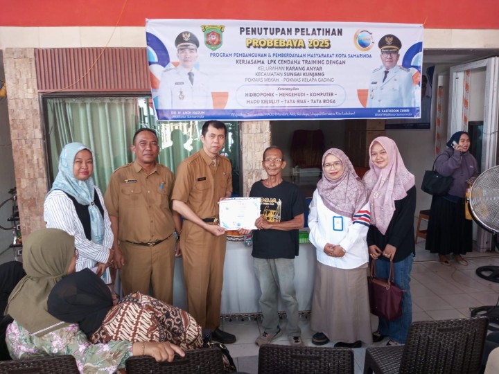 Selasa, 12 Agustus 2025, Kecamatan Sungai Kunjang mendampingi Kelurahan Karang Anyar mengikuti Kegiatan penutupan pelatihan bidang pemberdayaan Probebaya Tahun 2025 Pokmas Kelapa Gading Kelurahan Karang Anyar bertempat di LPK Cendana.