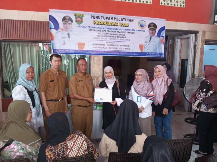 Selasa, 12 Agustus 2025, Kecamatan Sungai Kunjang mendampingi Kelurahan Karang Anyar mengikuti Kegiatan penutupan pelatihan bidang pemberdayaan Probebaya Tahun 2025 Pokmas Kelapa Gading Kelurahan Karang Anyar bertempat di LPK Cendana.