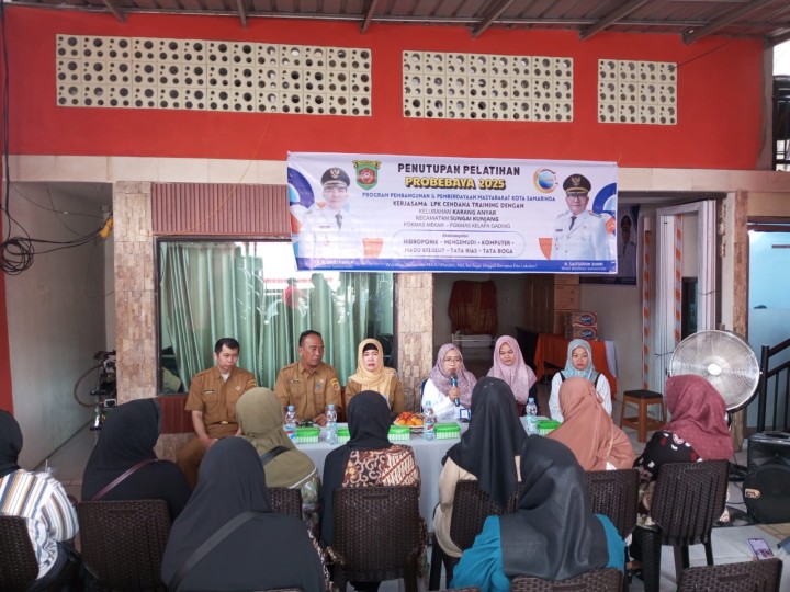 Selasa, 12 Agustus 2025, Kecamatan Sungai Kunjang mendampingi Kelurahan Karang Anyar mengikuti Kegiatan penutupan pelatihan bidang pemberdayaan Probebaya Tahun 2025 Pokmas Kelapa Gading Kelurahan Karang Anyar bertempat di LPK Cendana.