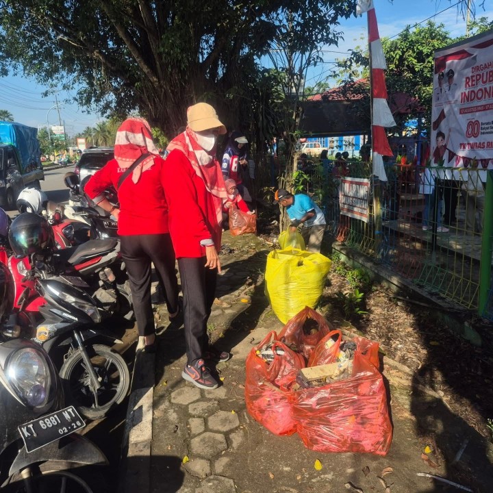 Jumat, 14 Agustus 2025, Acara gotong royong bersama jajaran kelurahan karang anyar bersama PKK , LPM, FKPM , mahasiswa kkn universitas widya gama mahakam, Pt surveyor indonesia serta PT inhutani di jl. Cendana RT 14 kel. Karang anyar ( belakang islamic center )