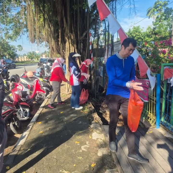 Jumat, 14 Agustus 2025, Acara gotong royong bersama jajaran kelurahan karang anyar bersama PKK , LPM, FKPM , mahasiswa kkn universitas widya gama mahakam, Pt surveyor indonesia serta PT inhutani di jl. Cendana RT 14 kel. Karang anyar ( belakang islamic center )