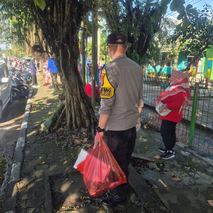 Jumat, 14 Agustus 2025, Acara gotong royong bersama jajaran kelurahan karang anyar bersama PKK , LPM, FKPM , mahasiswa kkn universitas widya gama mahakam, Pt surveyor indonesia serta PT inhutani di jl. Cendana RT 14 kel. Karang anyar ( belakang islamic center )