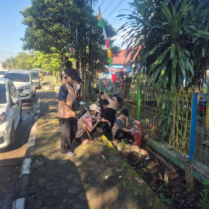 Jumat, 14 Agustus 2025, Acara gotong royong bersama jajaran kelurahan karang anyar bersama PKK , LPM, FKPM , mahasiswa kkn universitas widya gama mahakam, Pt surveyor indonesia serta PT inhutani di jl. Cendana RT 14 kel. Karang anyar ( belakang islamic center )