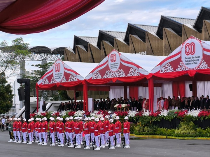Minggu, 17 Agustus 2025, Kelurahan Karang Anyar mengikuti kegiatan Apel Kenaikan dan penurunan Bendera Merah Putih dalam rangka apel peringatan Dirgahayu Kemerdekaan RI ke 80 tahun 2025 di Lap.Parkir Gor Segiri Samarinda.