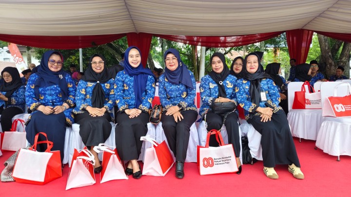 Minggu, 17 Agustus 2025, Kelurahan Karang Anyar mengikuti kegiatan Apel Kenaikan dan penurunan Bendera Merah Putih dalam rangka apel peringatan Dirgahayu Kemerdekaan RI ke 80 tahun 2025 di Lap.Parkir Gor Segiri Samarinda.
