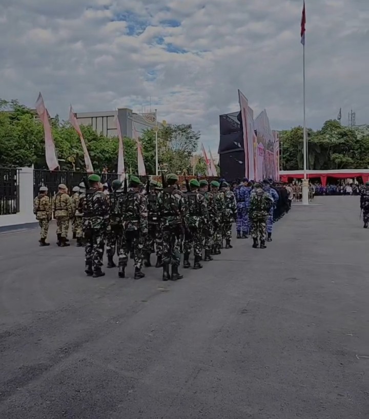 Minggu, 17 Agustus 2025, Kelurahan Karang Anyar mengikuti kegiatan Apel Kenaikan dan penurunan Bendera Merah Putih dalam rangka apel peringatan Dirgahayu Kemerdekaan RI ke 80 tahun 2025 di Lap.Parkir Gor Segiri Samarinda.
