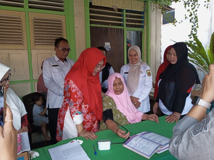 Rabu, 20 Agustus 2025, Kelurahan Karang Anyar mendampingi ketua dan anggota PKK untuk menerima kunjungan kerja dari ketua TP PKK Kota Samarinda - Rinda Wahyuni ke Posyandu Tapak Dara di RT.013 Kel.Karang Anyar.