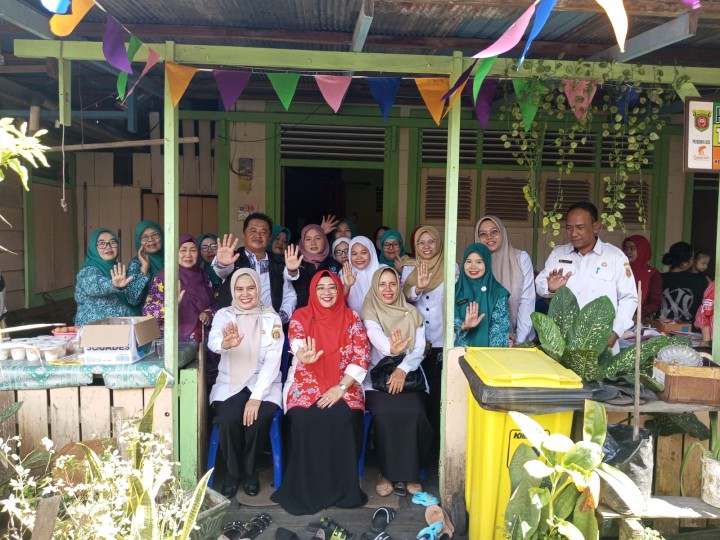 Rabu, 20 Agustus 2025, Kelurahan Karang Anyar mendampingi ketua dan anggota PKK untuk menerima kunjungan kerja dari ketua TP PKK Kota Samarinda - Rinda Wahyuni ke Posyandu Tapak Dara di RT.013 Kel.Karang Anyar.
