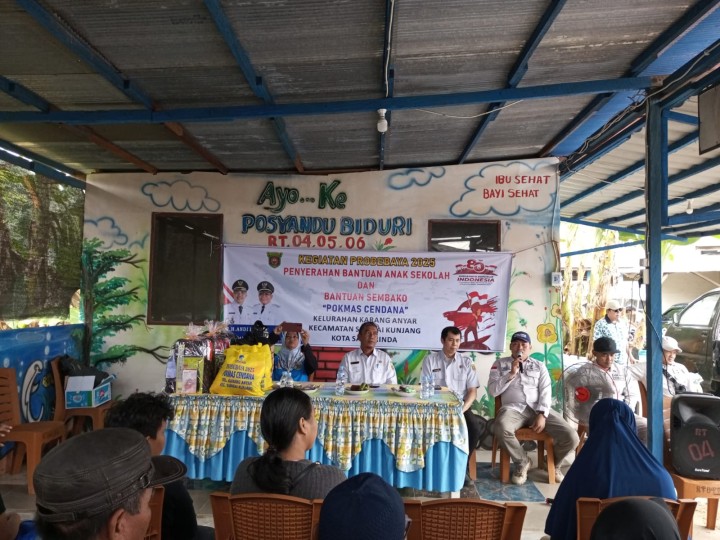 Rabu, 27 Agustus 2025, Kelurahan Karang Anyar melaksanakan Penyerahan bantuan peralatan anak sekolah dan bantuan sembako di wilayah Pokmas Cendana untuk kegiatan Probebaya bidang Pemberdayaan tahun 2025
