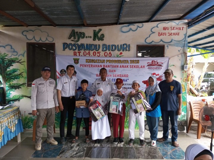 Rabu, 27 Agustus 2025, Kelurahan Karang Anyar melaksanakan Penyerahan bantuan peralatan anak sekolah dan bantuan sembako di wilayah Pokmas Cendana untuk kegiatan Probebaya bidang Pemberdayaan tahun 2025