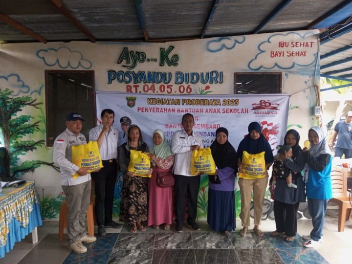 Rabu, 27 Agustus 2025, Kelurahan Karang Anyar melaksanakan Penyerahan bantuan peralatan anak sekolah dan bantuan sembako di wilayah Pokmas Cendana untuk kegiatan Probebaya bidang Pemberdayaan tahun 2025