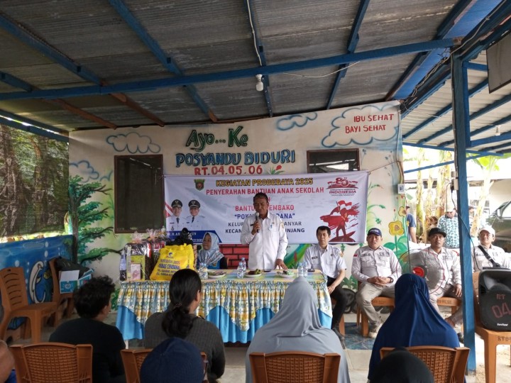 Rabu, 27 Agustus 2025, Kelurahan Karang Anyar melaksanakan Penyerahan bantuan peralatan anak sekolah dan bantuan sembako di wilayah Pokmas Cendana untuk kegiatan Probebaya bidang Pemberdayaan tahun 2025