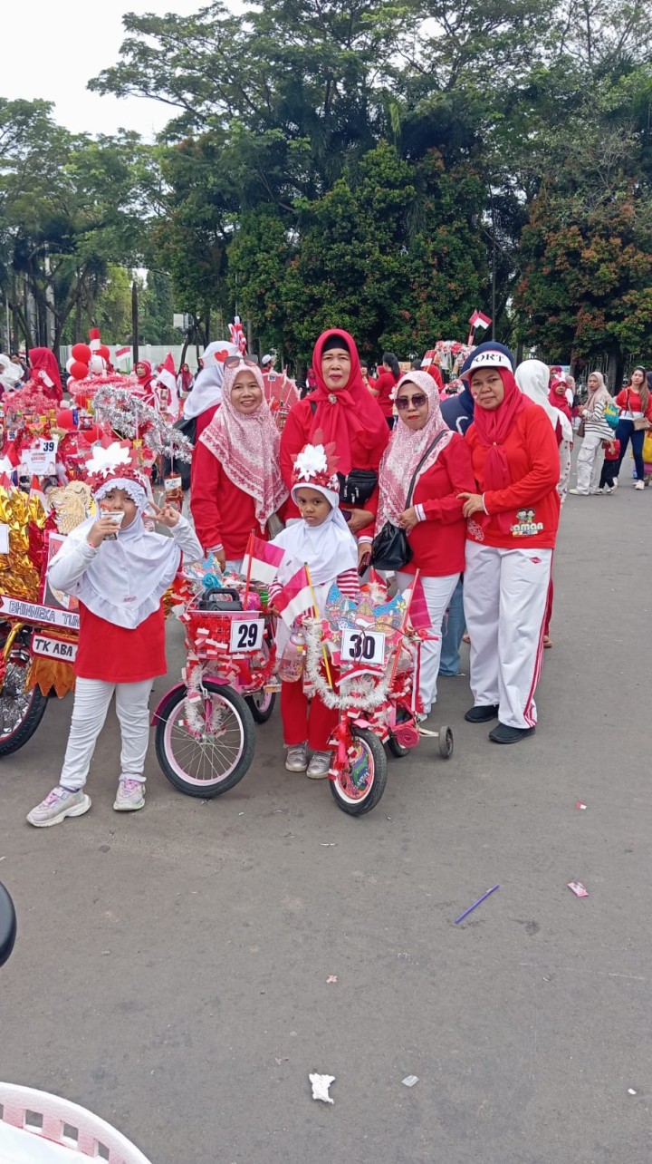 Rabu, 27 Agustus 2025, PKK dan Bunda Paud Kelurahan Karang Anyar beserta TK Al Muna mengikuti kegiatan Lomba Sepeda Hias dalam rangka HUT RI ke 80 tahun 2025 di GOR Segiri Samarinda