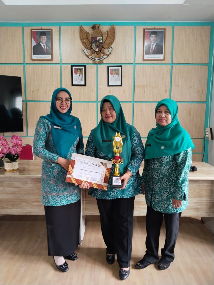 Kamis, 28 Agustus 2025, TP PKK Kelurahan Karang Anyar menerima piala dan penghargaan untuk Juara 1 Lomba Penilaian SMEP tingkat Kecamatan Sungai Kunjang tahun 2025.