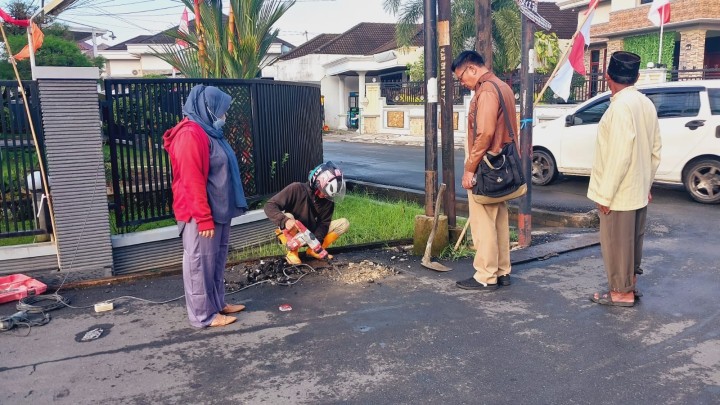 Selasa, 02 September 2025, Kelurahan Karang Anyar monitoring kegiatan probebaya bidang Sapras berupa Pembuatan pondasi dudukan gapura RT 32.