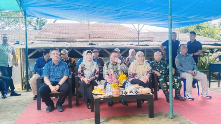 Kamis, 04 September 2025, Dinas Ketahanan Pangan Kota Samarinda melaksanakan kegiatan penyerahan bantuan pangan beras dari Pemerintah kepada warga kurang mampu Kelurahan Karang Anyar di Taman Letj.MT. Haryono Samarinda