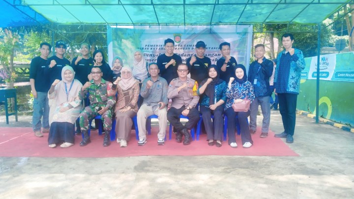 Kamis, 04 September 2025, Dinas Ketahanan Pangan Kota Samarinda melaksanakan kegiatan penyerahan bantuan pangan beras dari Pemerintah kepada warga kurang mampu Kelurahan Karang Anyar di Taman Letj.MT. Haryono Samarinda